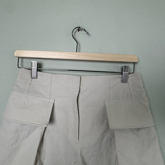 Lululemon Relaxed-Fit Super-High-Rise Cargo Short 4"  in Bone Size 4 - Picture 6 of 16